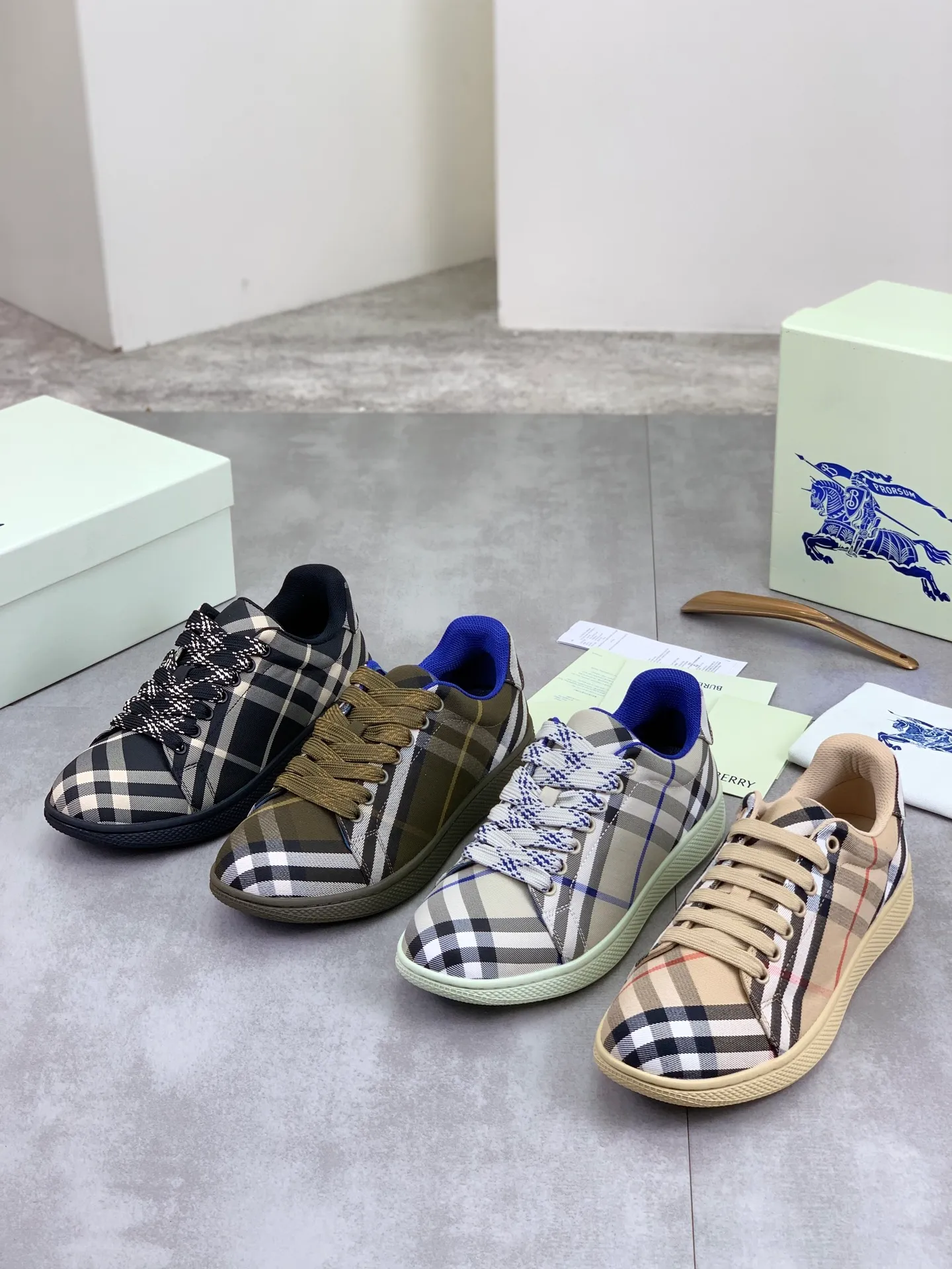 Factory price P580 [BURBERRY] Burberry - High-end quality original order - Upper: imported 🔝 original material - Lining: cowhide lining, feet; water-dyed cowhide - Outsole: ultra-light TPR rubber; two-color molded outsole - Super high quality control · Fine workmanship: highlighted (high-end, extravagance, grade) -Size: 38-46 (Male 38 46 can be customized) · Color: 4️⃣ colors available